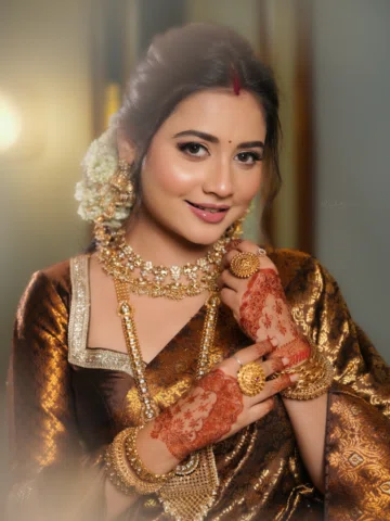 Beautiful Makeup by @rajhee_makeupartist_ 
Attire from @baishyasilkfactory 
Capt