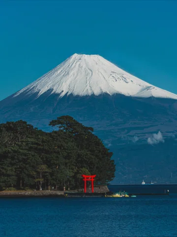 After last year’s record-late first snowfall, Mount Fuji has finally welcomed it