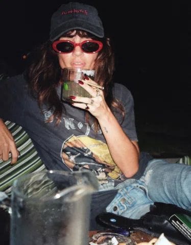 A bit of @scarbxtch & @aarialondon during happy hour ❤️‍🔥🍹🚬

Use my code: JES