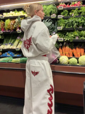 Grocery shopping in @icaruswickk crocodile & stud sweatsuit 🐊
.
.
#sweatsuit #s