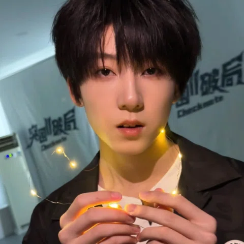 这是一个略久远的容光焕发的还有闲情摆弄星星的杨博文🥲 ​​​#杨博文