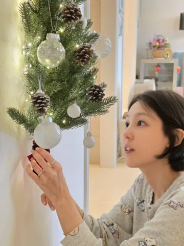 15개월 6일차 아기랑 첫 트리 꾸미기는🌲
생각보다 쉽지 않음.
눈에 띄면 바로 손에 넣으려고(뜯으려)하심😈🤍

결국 천장에+ 반만 매달기