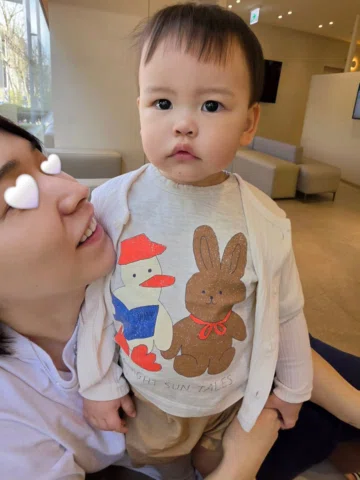 나 이또윤(#18개월) 1초도 가만히 안 있는 상남자🦫
남자 아기들의 하루 : 우다다다다 우다다다다다닥

한강에 데뷔했는데 
혼자 뛰어댕긴다고