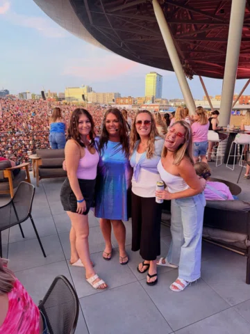 Girlhood✨💕 millennial moms everywhere are healing 

#luckymetour #hilaryduff