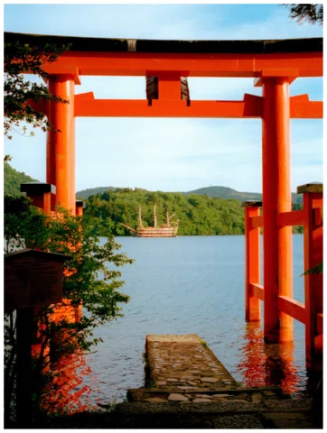 Scenes from Lake Ashi 

Leica M6 | Mamiya 7 | Portra 400 

All developed & scann