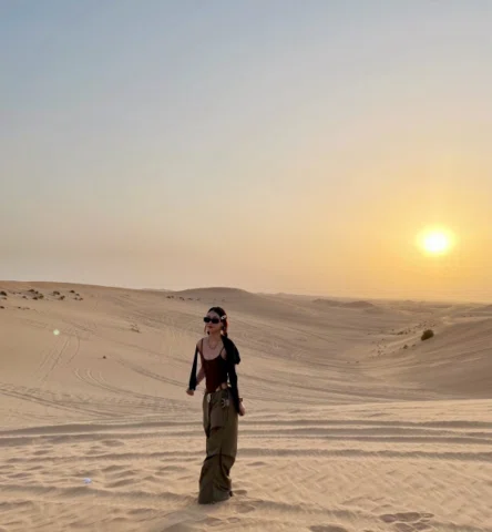Desert Safari Abu Dhabi🐫

在衝沙的過程中看到了躺在沙漠中央的駱駝殘骸
這裡沒有城市的喧囂
只有一望無際的沙漠
#abudhabi #