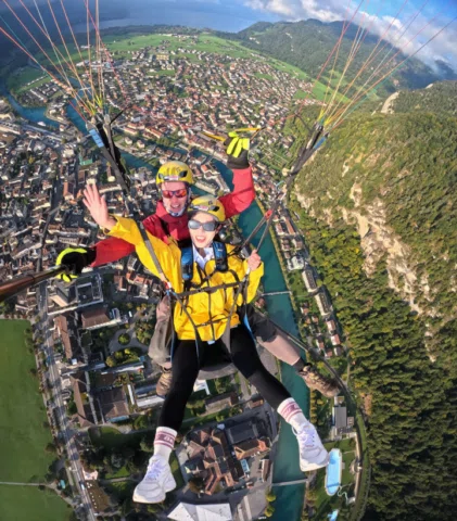 第二次的空中極限運動在瑞士完成了✅🪂
在因特拉肯飛上天空，俯瞰湖泊、群山與小鎮
把恐懼留在地面，跟著教練在空中翻轉
跟上次跳傘的感覺又不一樣
原來有些風景，是