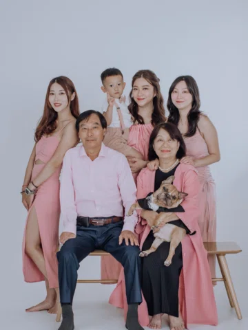 這是在妹妹去澳洲前幾天，我們一起拍下的全家福

長大以後才發現，真正珍貴的，不是擁有了多少，而是還有多少時間能陪伴彼此
前幾天看到一句話，很觸動我
如果你的父母