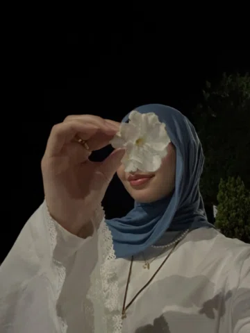 وَأَكثرُ مَا يَزِيدُ الْوَرْدَ حُسِناً
بِأَنْ يُهْدَىٰ أَيَا قَمَرِي إِلَيّكِ

ك