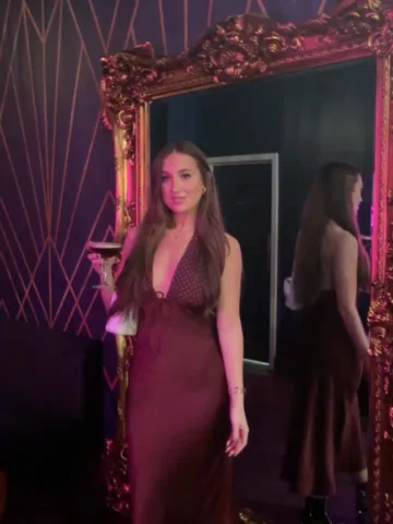 channeling my inner @parishilton , thanks for the perfect GNO @thepeacockchs 🎧�
