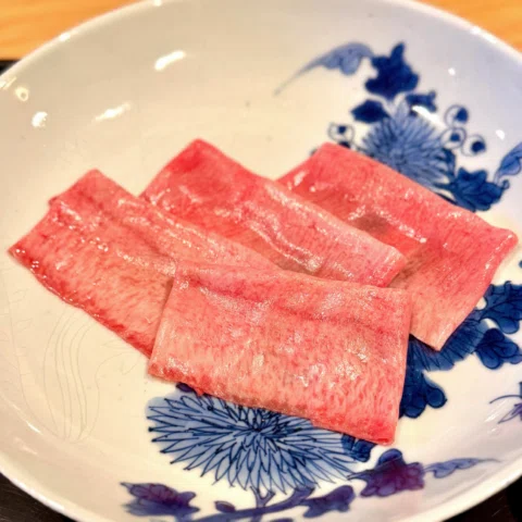 京都  にくの匠三芳🥩
⁡
昔と変わらず「牛タンの昆布締め」はダブルで予約🥢
⁡
この日のお肉は岡崎牧場 月齢47ケ月🐃
せっかくなので、追加のトリュフソ