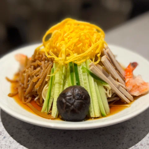 冷やし中華 発祥のお店へ🥢
⁡
「揚子江菜館」
1906年、東京西神田で創業、その後現在の神保町へ移店
100年以上続く老舗中国料理店で、池波正太郎をはじめ多