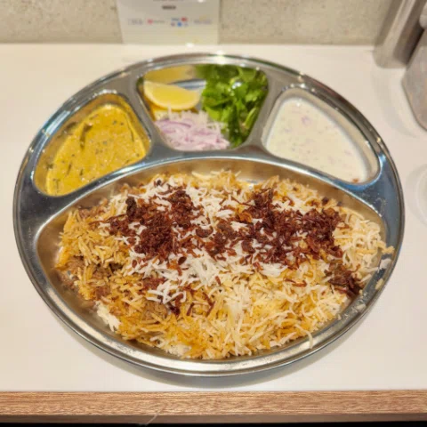 BIRYANI MASTERでランチ🌾

ビリヤニ大澤の２号店、BIRYANI MASTER🥄
かなり並ぶやろなと予想して早めに行ったら2組目

オープン直