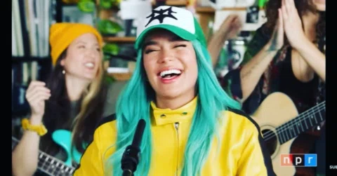 Que emoción poder regresar al tiny desk con la bichota, la única @karolg y este 