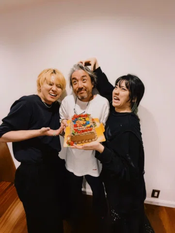 ムロさんちで飯‼️‼️‼️‼️
もう家にまでｽﾞｶｽﾞｶとほんとに
50歳のお誕生日おめでとうばーすでーを
東京擬似的ひとり暮らし中にコークスクリューのごとく
