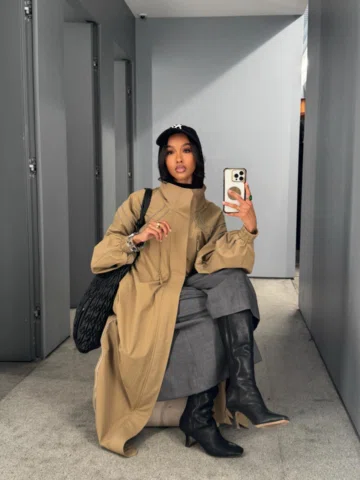Trench coat buttoned to the TOP! 🖤

Deets: 
Coat: @saeedahhaque 
Boots & bag: @