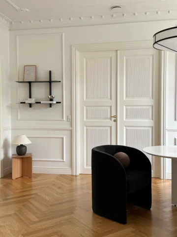 Never getting tired of this corner, this cute bouclé lamp and our double doors �