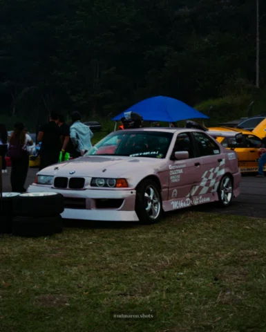 🩷 BMW E36 do @hloschiavo, também conta com parachoques do kit estético da @lhca