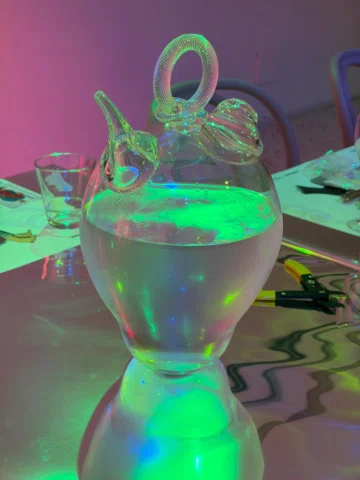 Botijo Medianoche

Designed by @isabel.francoy 
Hand-blown glass by @rafa.abdon 