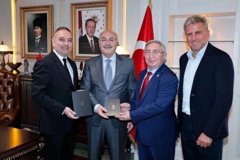 Adana Galatasaraylı Taraftarlar Derneği’nin düzenlediği söyleşi ve yeni üye plak
