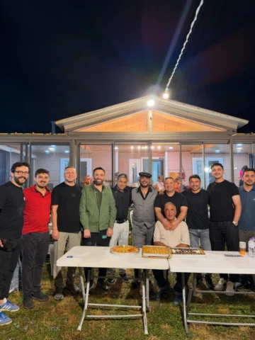 “Bazı dostluklar anlatılmaz, yaşanır… İyi ki varsınız güzel abilerim. 🤍