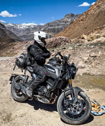 When life feels heavy, let mountains calm you down.🏔️♥️
.
#motofoxyy #mountain 