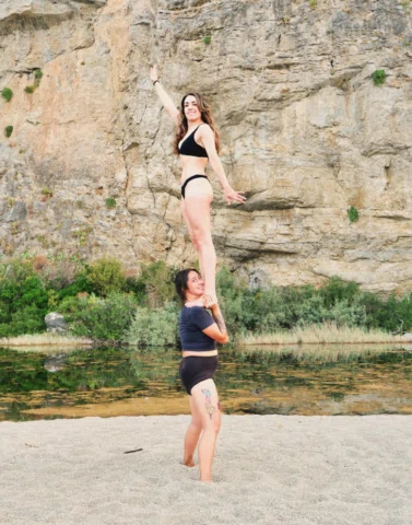 May we always be the women who lift each other higher. 🤍
#acro #women #acrobati