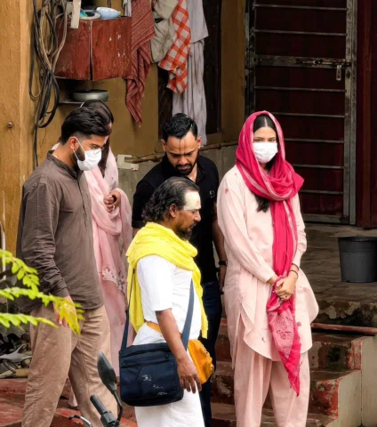Virushka visited Vrindavan to seek blessings from Premanand Maharaj ji 🤍🙏🏻🦚
