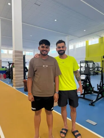 Virat Kohli with @ayush_m255 

#Viratkohli #instapost #viralpost #bhfyp #newpost
