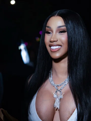 4x Diamond Selling Female Artists @iamcardib  celebrates inside @aura57nyc 

📸 