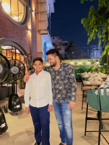 मेरे हर दुख सुख में साथ देने।मेरे प्यारे बड़े भैया जन्मदिन की हार्दिक शुभकामनाएँ