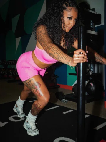 Shop @prozis my favorite pink set🎀 use code NIYAFIT10

Photographer @kd.thadon 