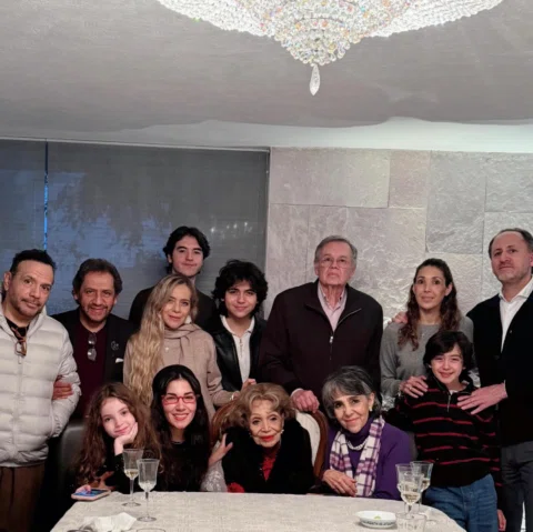 Mi familia y yo les deseamos un muy Feliz Año Nuevo 2026💋🥂🎆