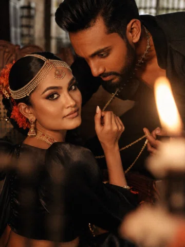 මනලෝල වෙතා.. මනමාල කතා... 
රෑ නින්ද තමා දන්නේ… 

රත් මල් නෙලලා.. 
මල් මාල ගොතා..