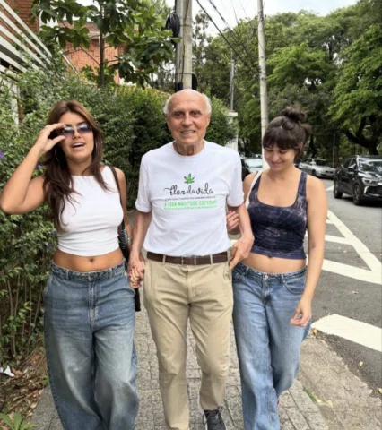 Tenho a felicidade de ser avô de três netas e quatro netos maravilhosos. 

Estar
