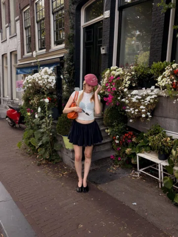 Teenie moment in Amsterdam 
Thanks to @thesocialhub for taking care of me 🫶🏻