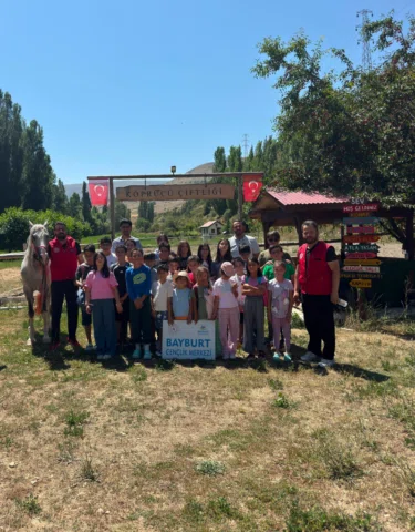 Kuran Kursu gençleri çiflikte at binip, ok attılar. Hoş sefa geldiniz gençler.
