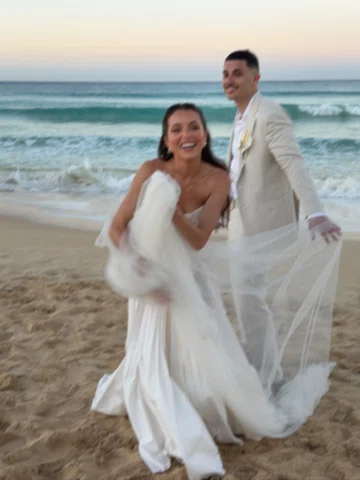 wedding day via iphone💍🌊🫶
•
•
Destination wedding, beach wedding, wedding dre