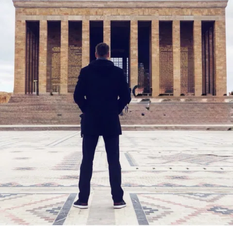 57 yıl… 11 savaş… 7 nişan… 24 madalya… 13 kitap…
Ve bir ülke. 🇹🇷

Herkes ölür;
