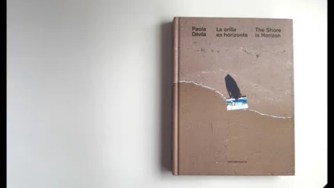 𝙇𝙖 𝙤𝙧𝙞𝙡𝙡𝙖 𝙚𝙨 𝙝𝙤𝙧𝙞𝙯𝙤𝙣𝙩𝙚 recorre 25 años de práctica artística 