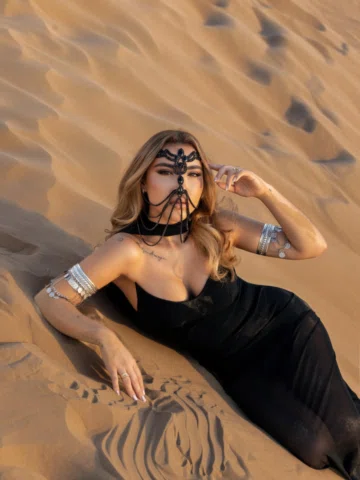 A woman shaped by the desert and the sunset 🏜️⭐️