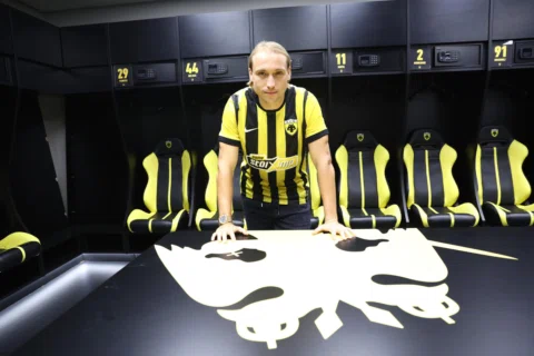 Already feels like home @aekfc_official ⚫️🟡🦅