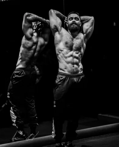“Shades of discipline " aesthetic monochrome 💪🤍🖤

Gym - @gravity_fitnz 

@e_b