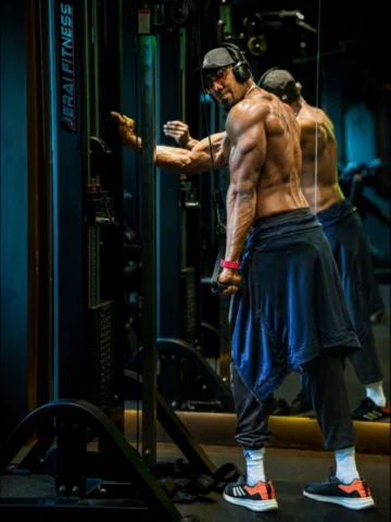 Forged in silence. Revealed under the lights. Every rep earned. 💪⚡ 

Gym : @gra
