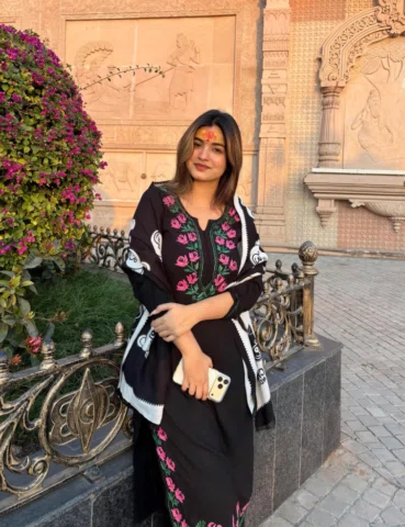 Lost in the bhakti of Mahadev 🕉️🩷
.
.
.

Wearing @khakachikankari