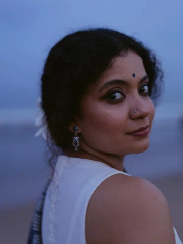 You will find me next to the waves 🌊 

Shot by my darling @aishwaryashok 
MUA b