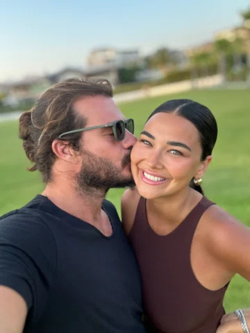 Dikkat dikkat fazla sevgi fazla huzur içerir. ♥️

Tarkan’ın en güzel şarkısı eşl
