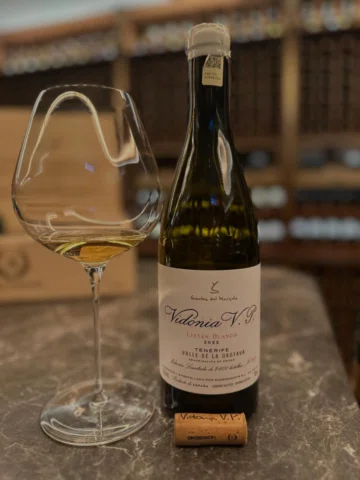 What an amazing wine from Tenerife—the kind of wine you want to keep drinking. F