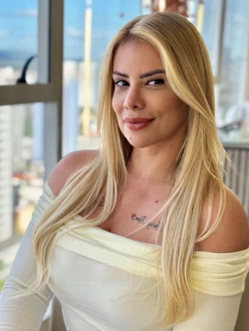 Já tô ficando prontinha pra vocês! 🤫
Loiro renovado no @nbstudiohair + aquele t