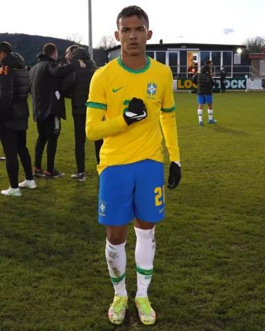 Feliz pela minha estréia com a camisa da Seleção Brasileira e feliz pela Vitória